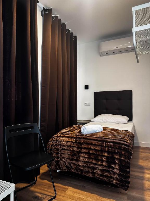 Postel nebo postele na pokoji v ubytování Hostal Arenal Madrid