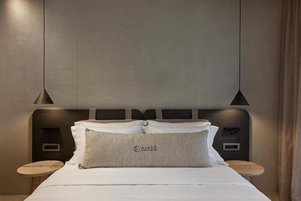 Un pat sau paturi într-o cameră la Alaso Design Suites