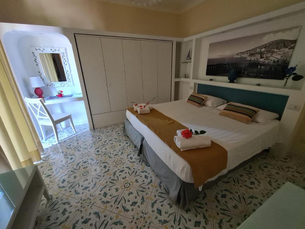 聖安吉洛的住宿－Casa Pozzillo，一间卧室,卧室内配有一张大床