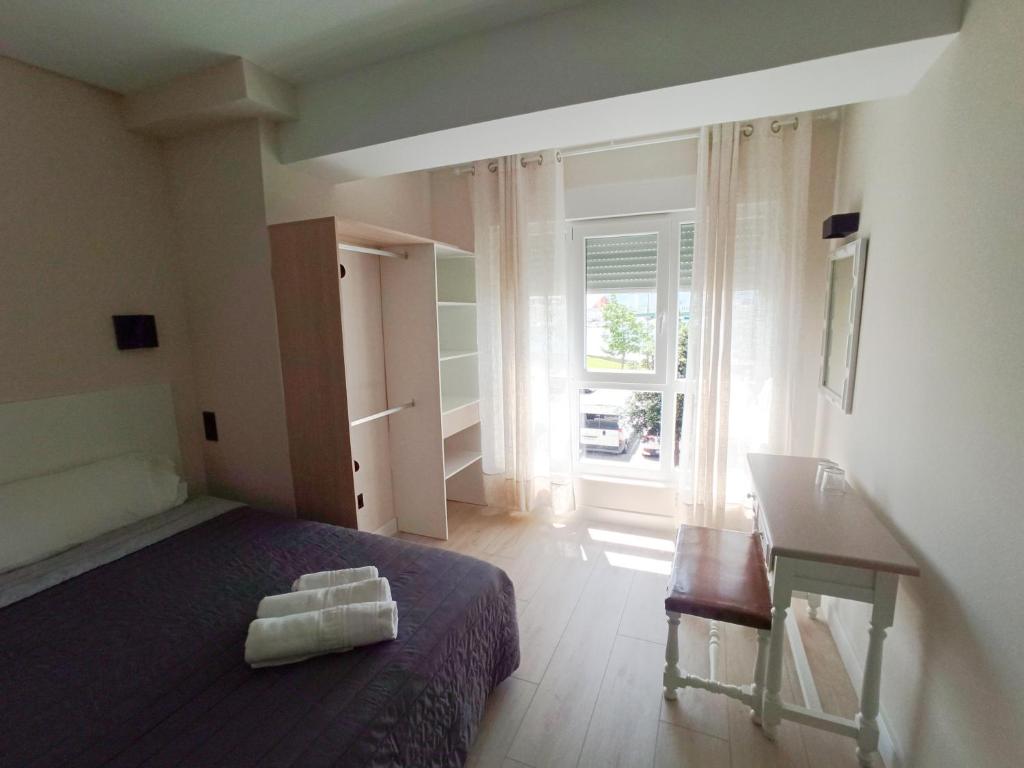 Postel nebo postele na pokoji v ubytování Bahia Rooms Cantabria 3000