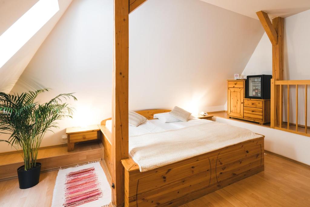 Postel nebo postele na pokoji v ubytování Hotel Zlaty Andel