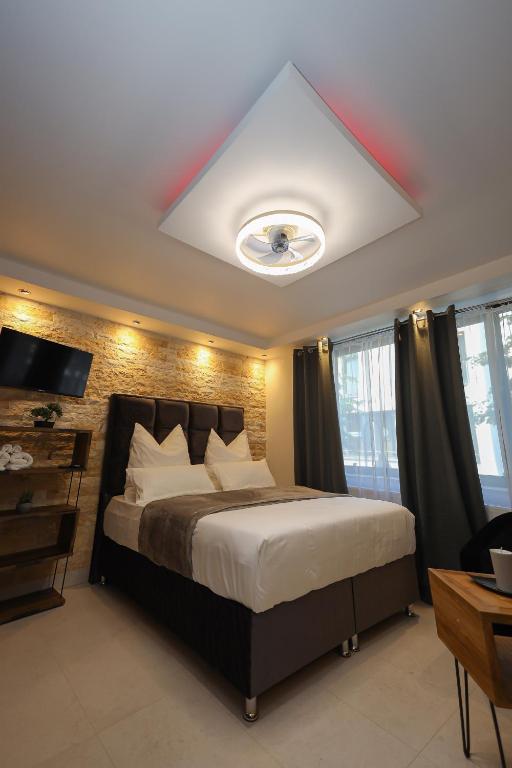 Postel nebo postele na pokoji v ubytování Suites Aix la Chapelle, Exclusive Apartments, Wellness and more, Aachen City