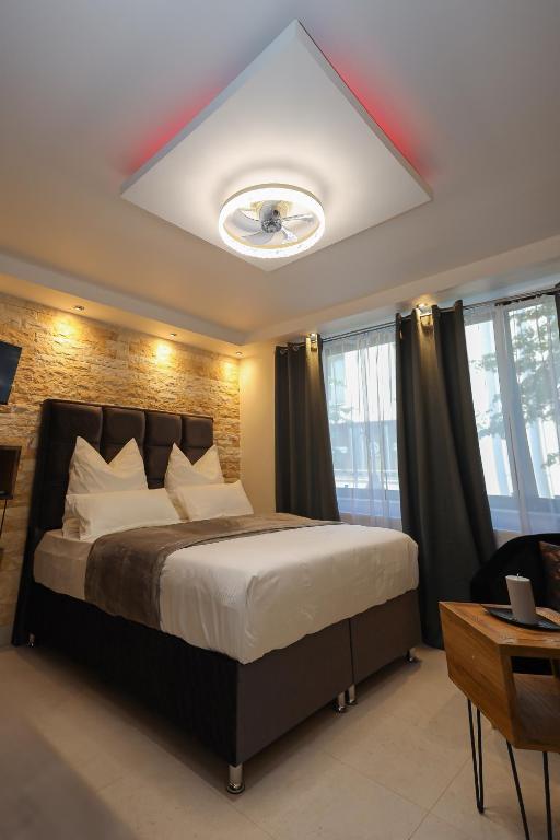 Postel nebo postele na pokoji v ubytování Suites Aix la Chapelle, Exclusive Apartments, Wellness and more, Aachen City