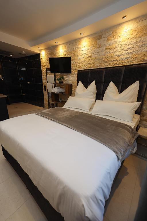 Postel nebo postele na pokoji v ubytování Suites Aix la Chapelle, Exclusive Apartments, Wellness and more, Aachen City