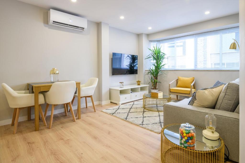a living room with a couch and a table at Apartamento Suite Gran Vía in Murcia