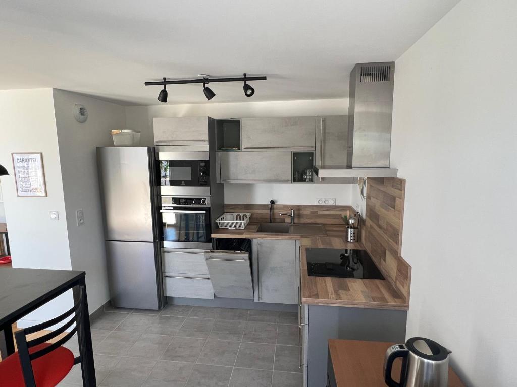 Kuchyň nebo kuchyňský kout v ubytování Appartement vue mer