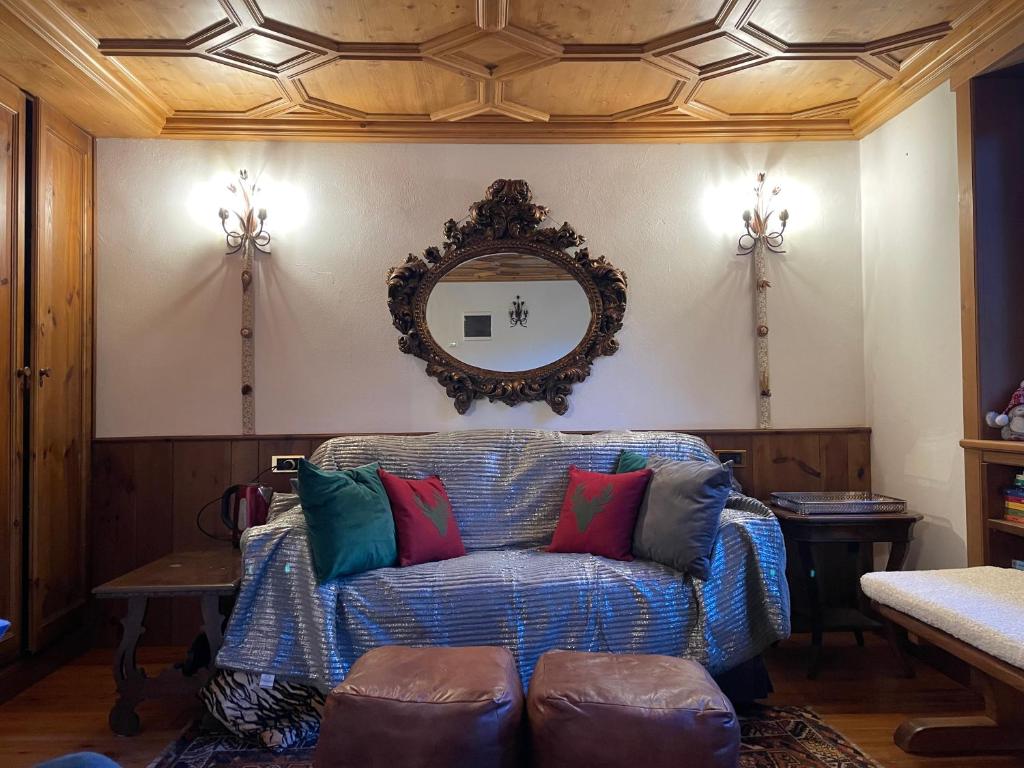 a living room with a couch with colorful pillows at Due passi dal centro in Col