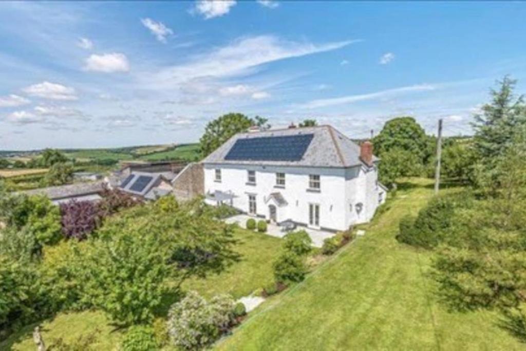 een luchtzicht op een huis met zonnepanelen erop bij Upcott Farm in Lapford