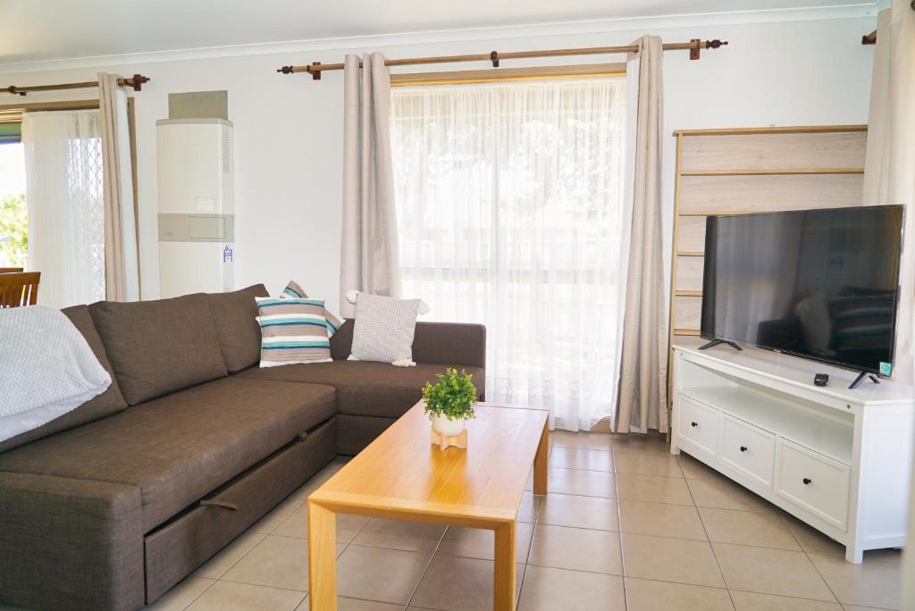 TV/trung tâm giải trí tại COZY 2 BEDROOM HOUSE /MELBOURNE