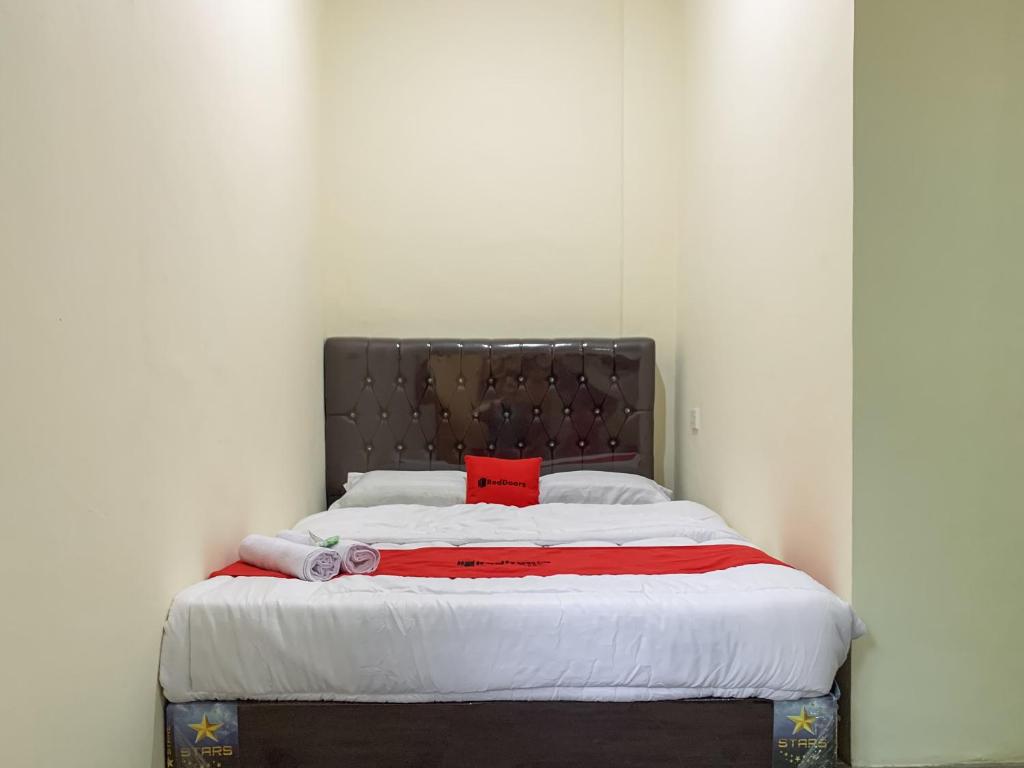 Tempat tidur dalam kamar di RedDoorz @ Cikitsu Batam
