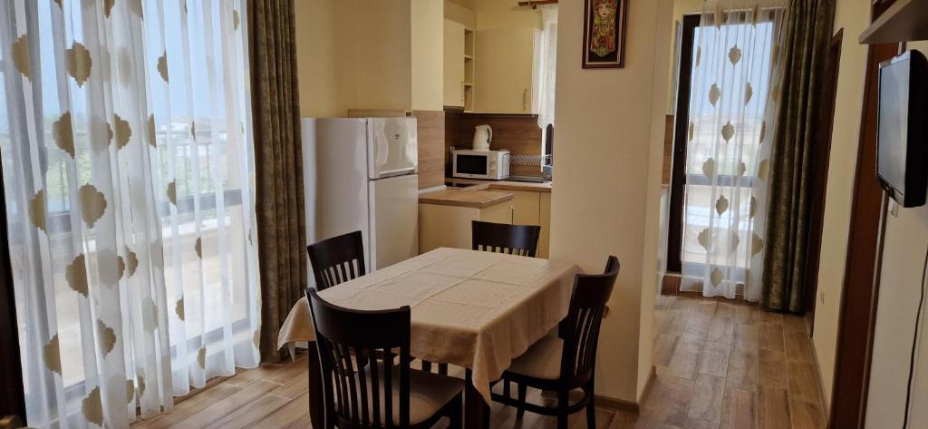 Kuchyň nebo kuchyňský kout v ubytování Luxury Apartments Ekaterina