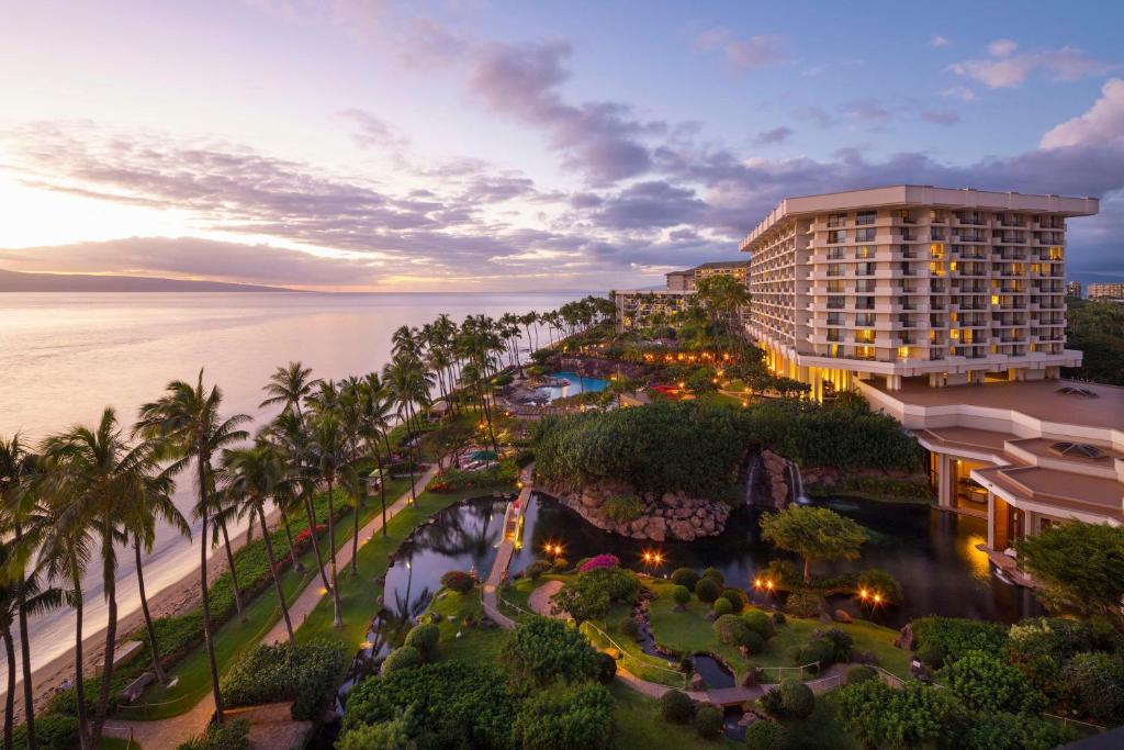 una vista aerea del resort e dell'oceano al tramonto di Hyatt Regency Maui Resort & Spa a Lahaina