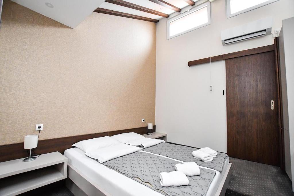Postel nebo postele na pokoji v ubytování Atrijum Apartments and Rooms