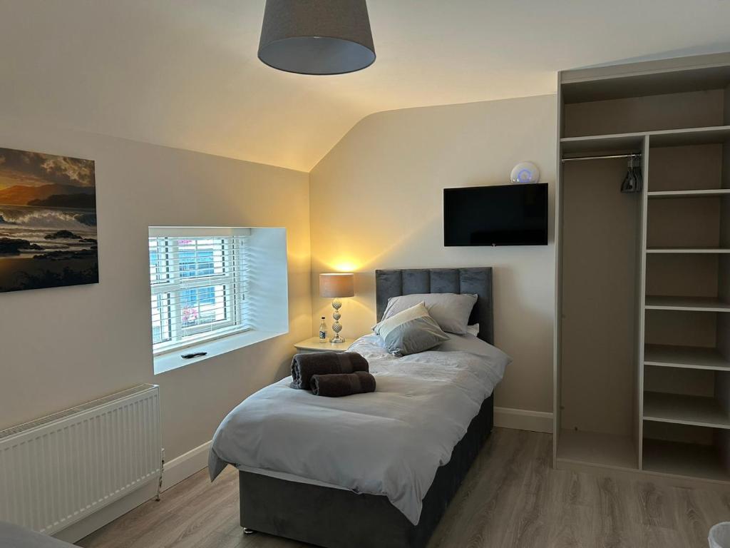 Rúm í herbergi á Rooms At Mcternans