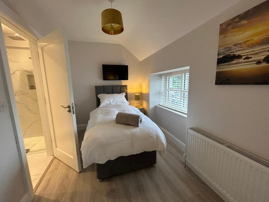 Rúm í herbergi á Rooms At Mcternans