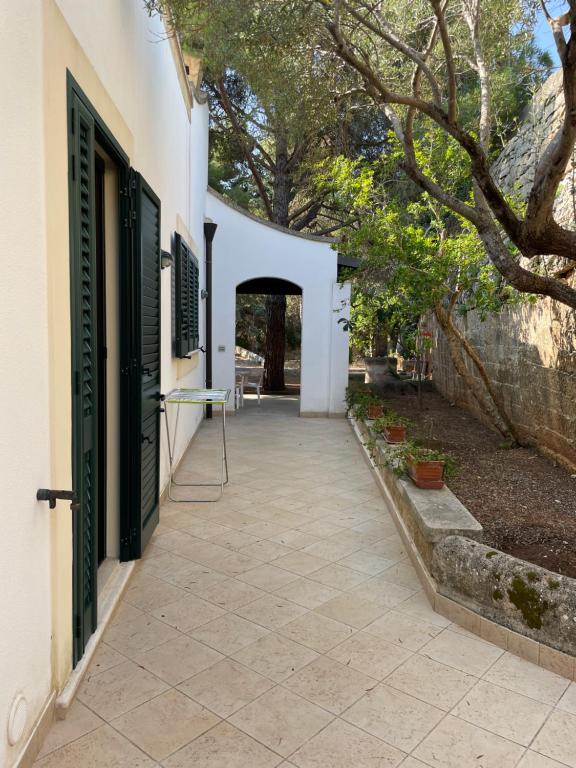 una pasarela que conduce a un edificio con puerta en Villa Romana en Leuca