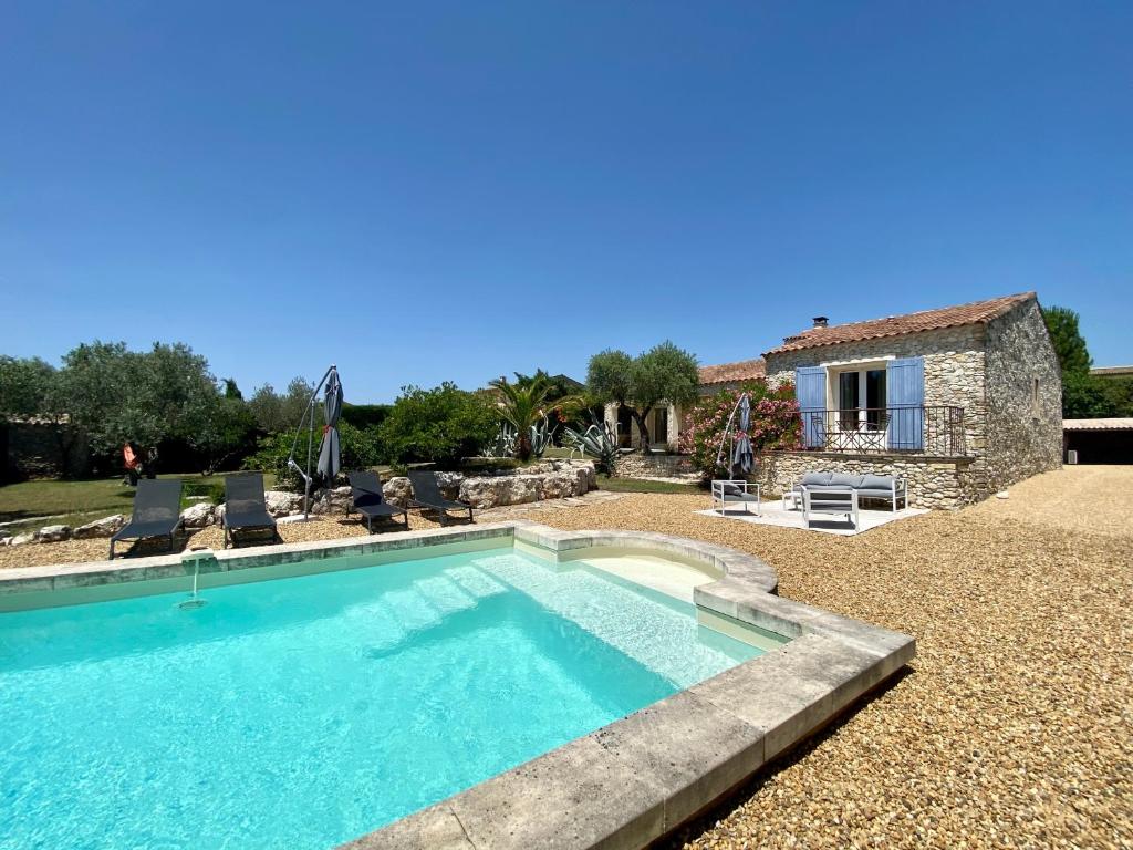 een groot zwembad voor een huis bij Le Mas d'Eloïse in Gordes