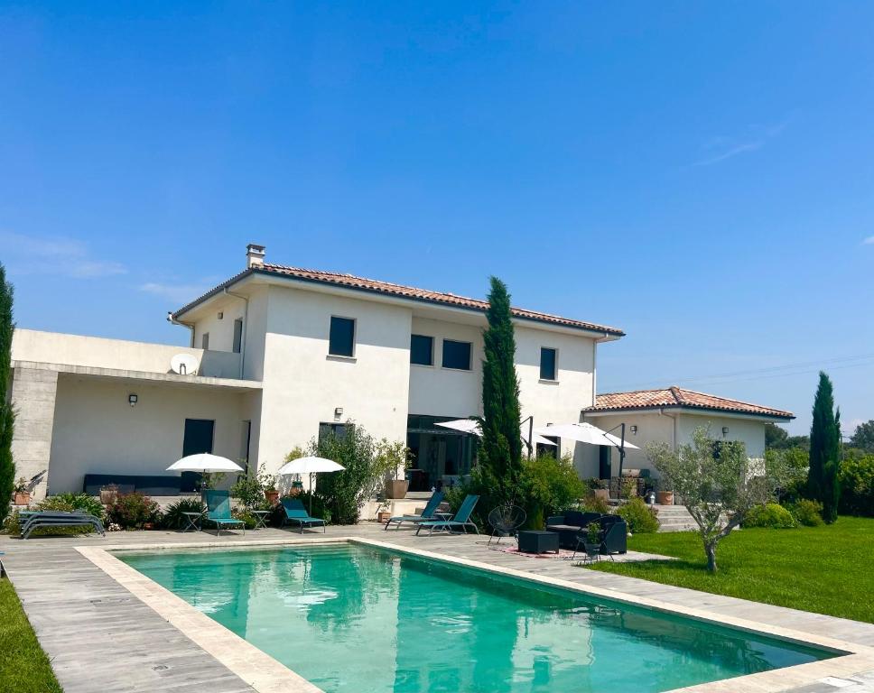 une villa avec piscine devant une maison dans l'établissement La Maison de Famille, à Arles