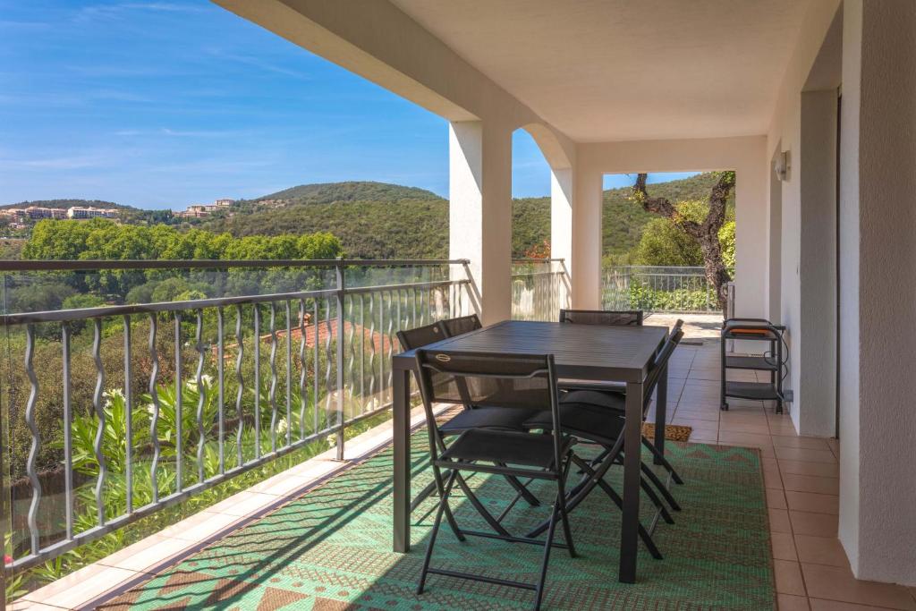 une table et des chaises sur un balcon avec vue dans l'établissement Le Plein Sud Terrasse vue mer Agay, à Saint-Raphaël
