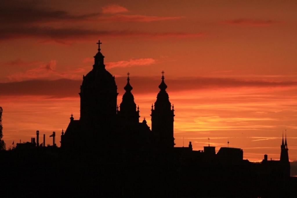 Východ nebo západ slunce při pohledu z hostelu nebo okolí