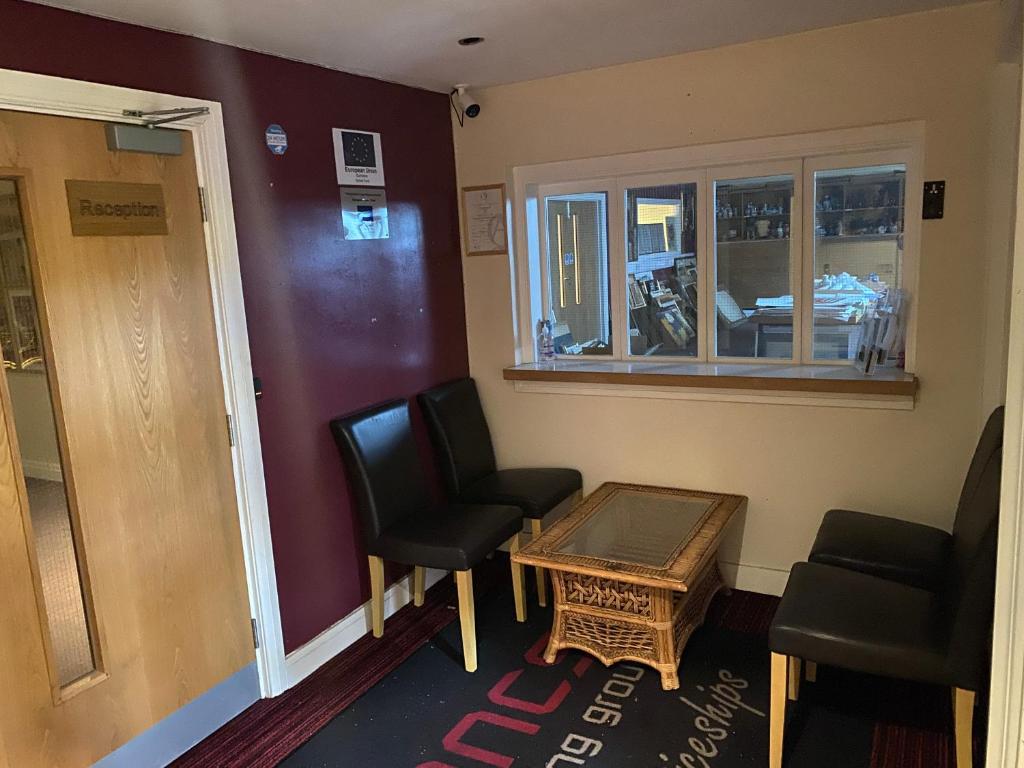 una sala d'attesa con due sedie e un tavolo di ART APARTMENT a Fleetwood