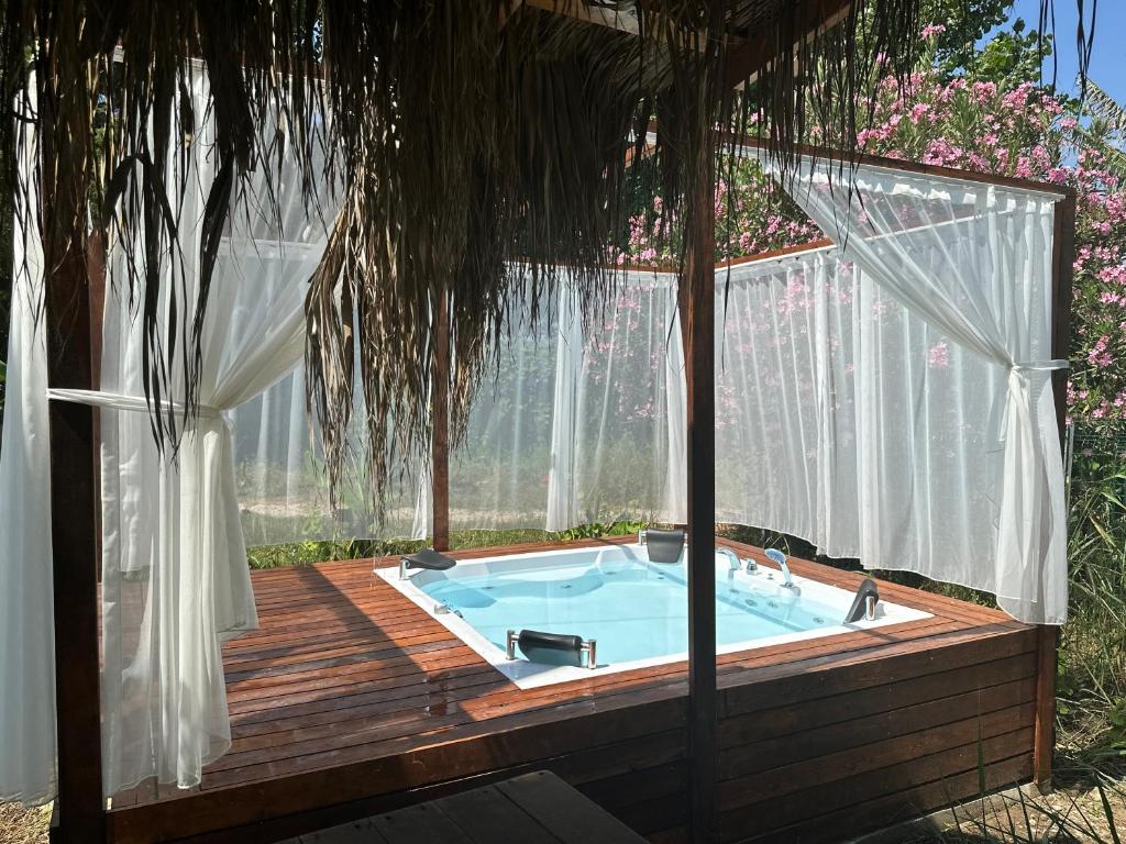Bazén v ubytování Kiriş Garden Hotel nebo v jeho okolí