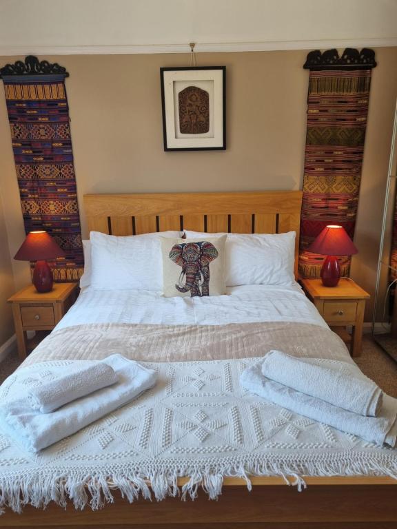 um quarto com uma cama com toalhas em Grace Lodge em Southbourne