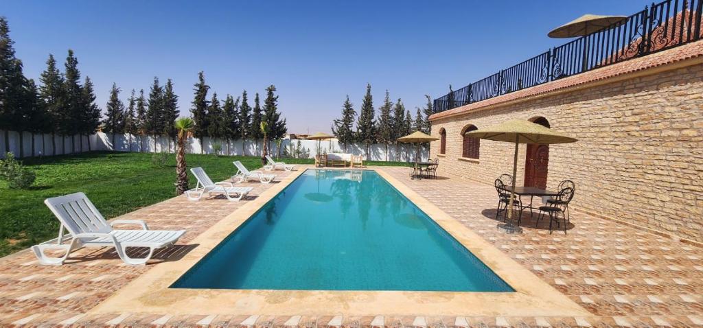 Bazén v ubytování Auberge Dar Laazouzi nebo v jeho okolí