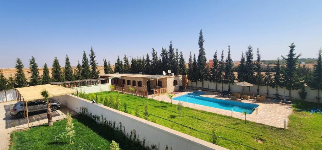Bazén v ubytování Auberge Dar Laazouzi nebo v jeho okolí