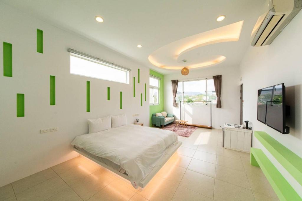 a bedroom with a bed with green squares on the wall at 夏日微醺Summer Drinks in Hengchun