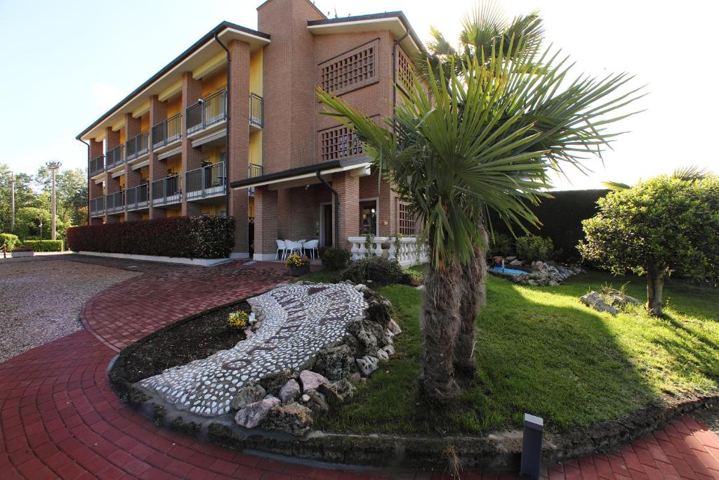 Κήπος έξω από το Hotel Campanello