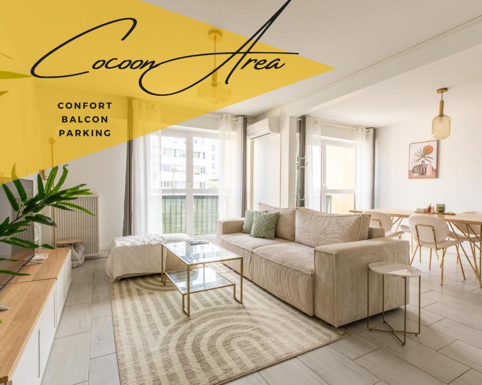 un salon avec un canapé et une table dans l'établissement *Cocoon Area* Confort & Parking, à Clermont-Ferrand