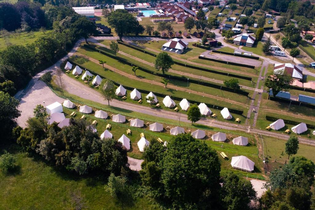 una vista aérea de una granja con tiendas de campaña en Kampaoh Deva, en Gijón