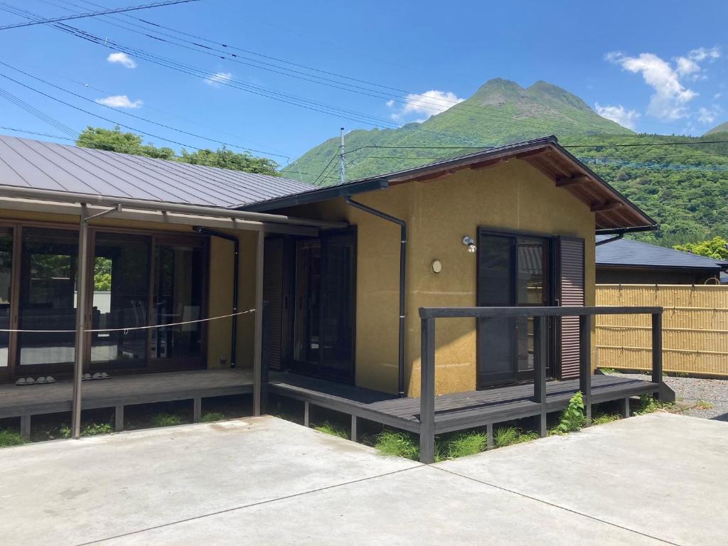 Nespecifikovaný výhled na hory nebo výhled na hory při pohledu z hostelu