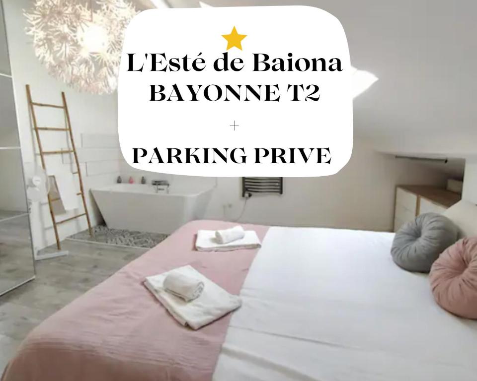 - une chambre avec un lit et 2 serviettes dans l'établissement L'Esté de Baiona, à Bayonne