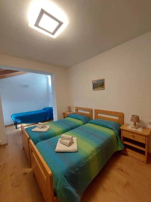 Łóżko lub łóżka w pokoju w obiekcie Agritur Widmann