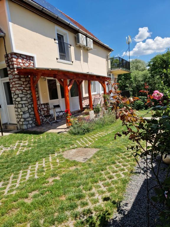 Ogród w obiekcie Gecse-Villa