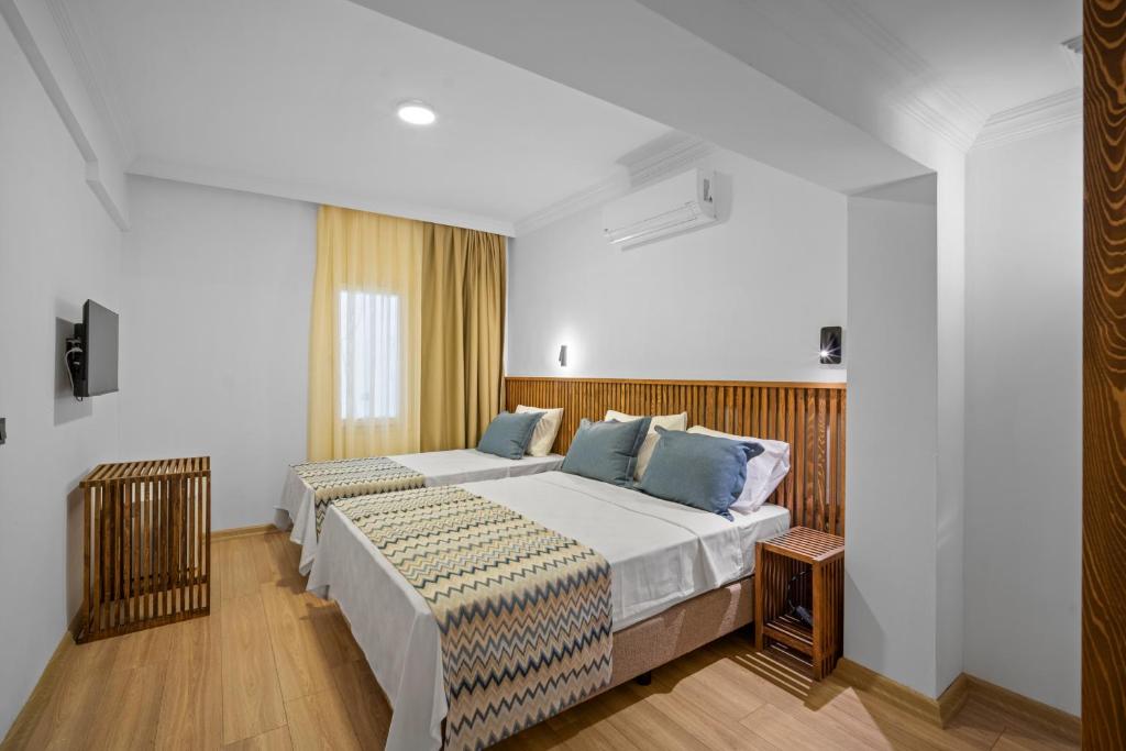 sypialnia z 2 łóżkami w pokoju w obiekcie Costa Viva Bodrum w Bodrum