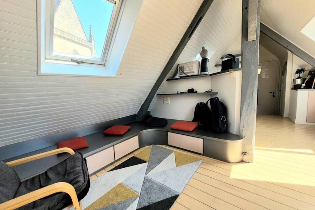 ヴァンヌにあるStudio Design Sous Toits IntraMuros Vue Cathédraleの椅子2脚と窓のある部屋