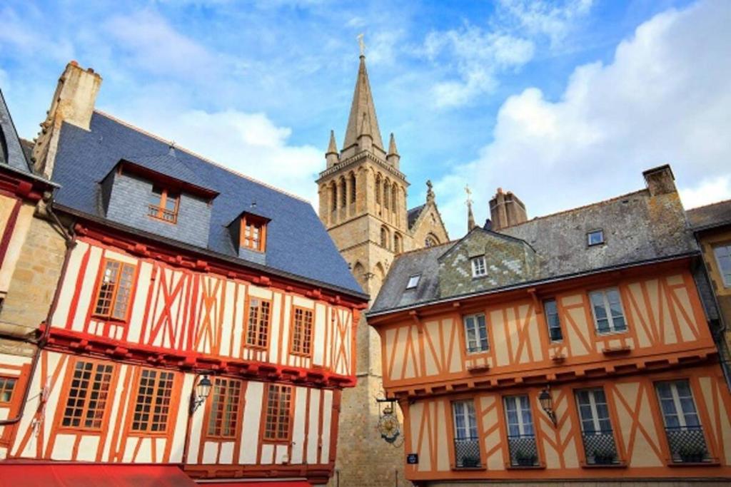 a group of buildings with a cathedral in the background at Studio Design Sous Toits IntraMuros Vue Cathédrale in Vannes