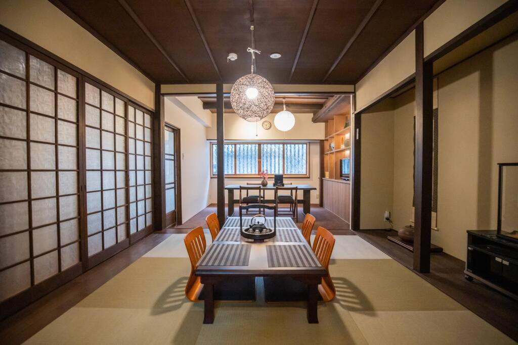 京都的住宿－京·馨，一间带桌椅的用餐室