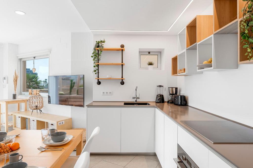 Kuchyňa alebo kuchynka v ubytovaní MEDANO4YOU Surfers Paradise Beachfront Home
