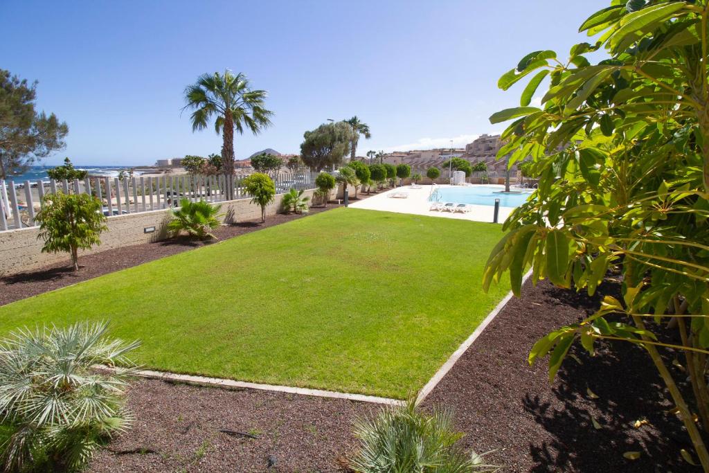 Vonkajšia záhrada v ubytovaní MEDANO4YOU Surfers Paradise Beachfront Home