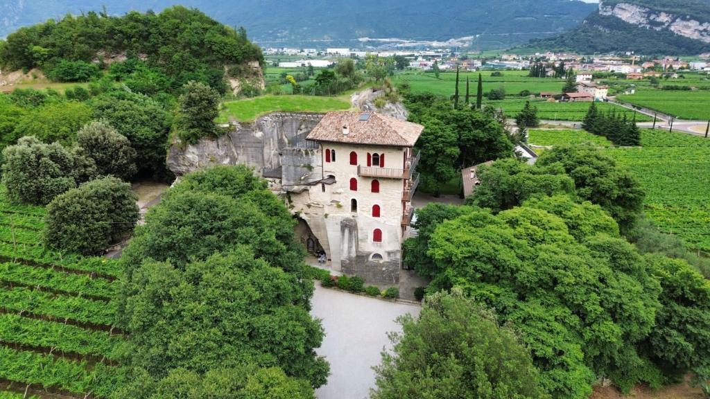 una vista aérea de un castillo y un río en La Berlera - Riva del Garda, en Riva del Garda