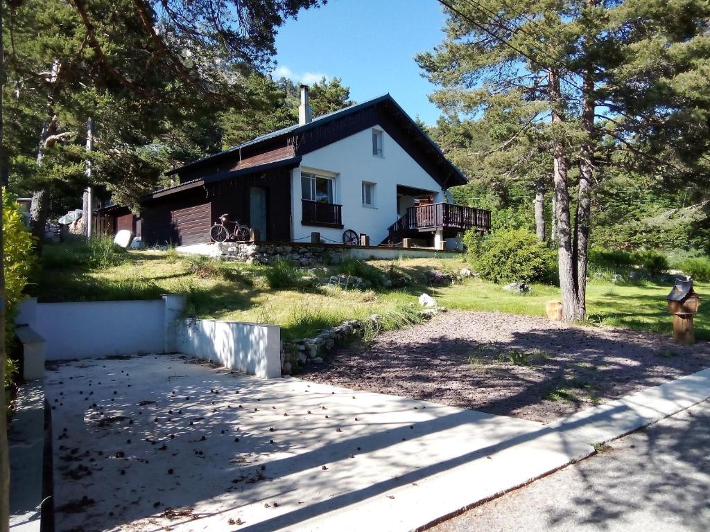 a view of the house from the driveway at Chalet familial à la montagne in Caille