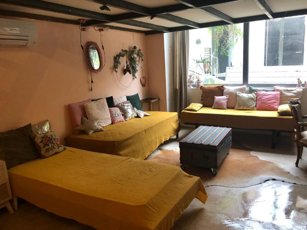 Zimmer mit 3 Betten und einem Sofa in der Unterkunft Le Chill de Zoé et la petite bohème in Marseille