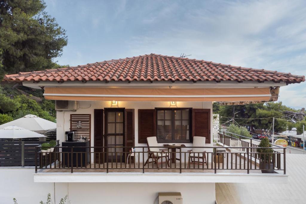 Balkón nebo terasa v ubytování Azure Breeze - Coastal Chic Getaway by the Sea