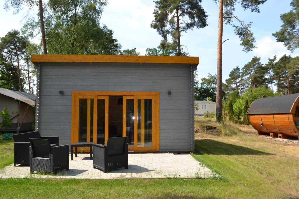 a small shed with a table and chairs in a yard at Camping-Aller-Leine-Tal in Engehausen