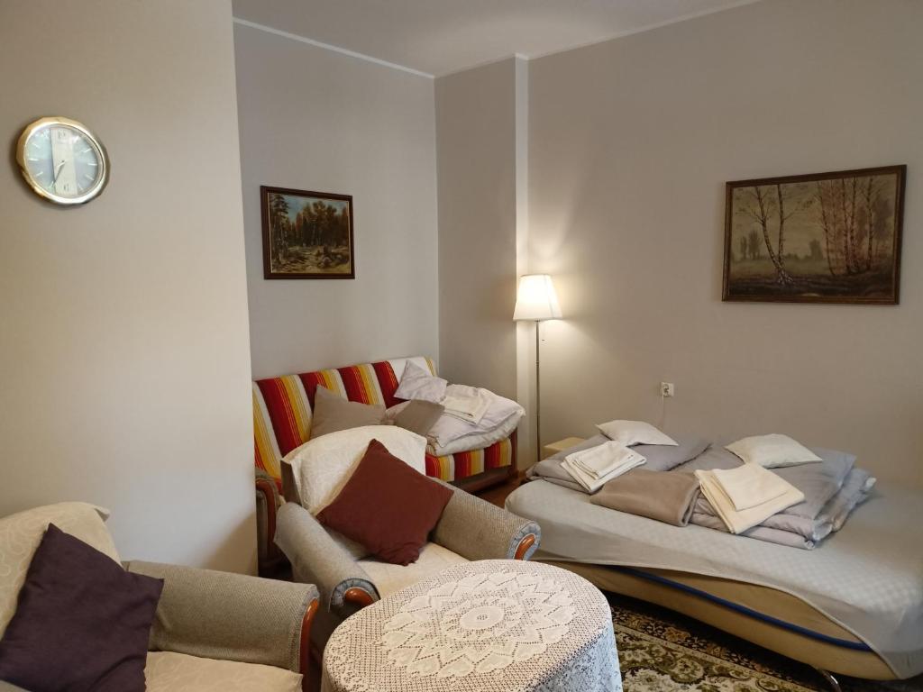 sala de estar con 2 camas y sofá en -WYPOCZYNKOWY- en Sopot