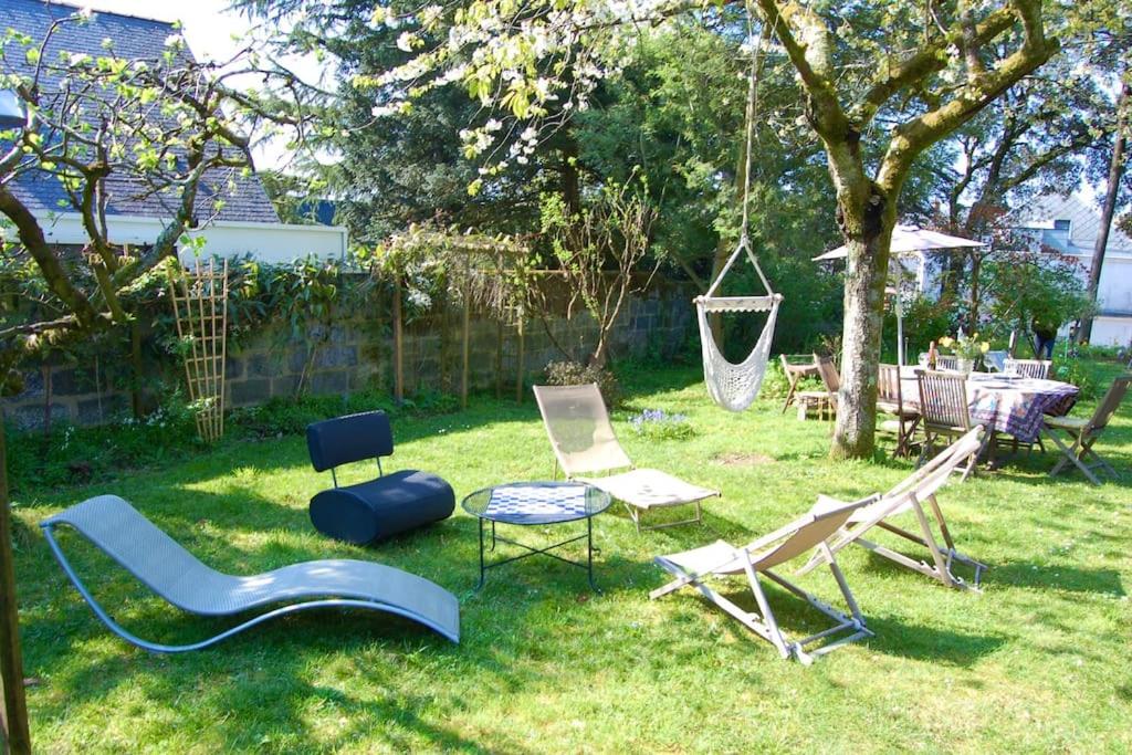 a group of chairs and a hammock in a yard at Un jardin en ville in Nantes
